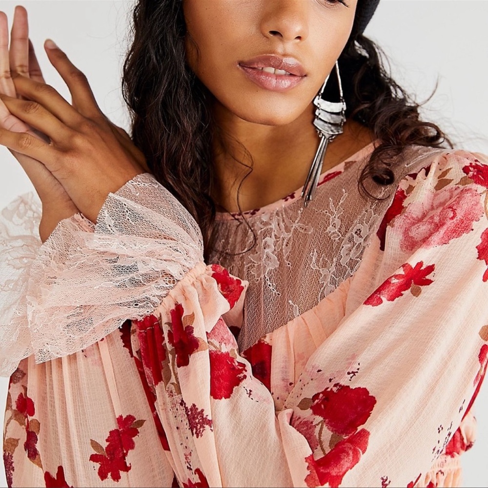 NEW✨🛍️ Free People Daphne Abstract Floral Blouse with Ruching in Pink - Picture 4 of 9